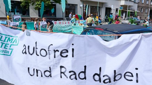 Klimaaktivisten propagieren im August 2021 für ein autofreies Berlin. Bild: Keystone