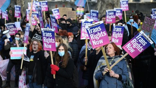 Frauen demonstrieren für «Trans Rights» und die Freiheit (Bild: Keystone)