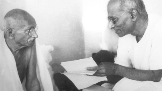 Chakravarti Rajagopalachari (rechts) im Gespräch mit Mahatma Gandhi (links). Foto: Wikipedia