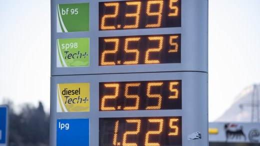 Betroffen sind vor allem der Mittelstand und wenig Verdienende: Die Benzinpreise müssen runter. Bild: Keystone
