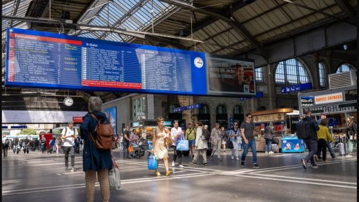 Inländer und Ausländer im Hauptbahnhof Zürich.