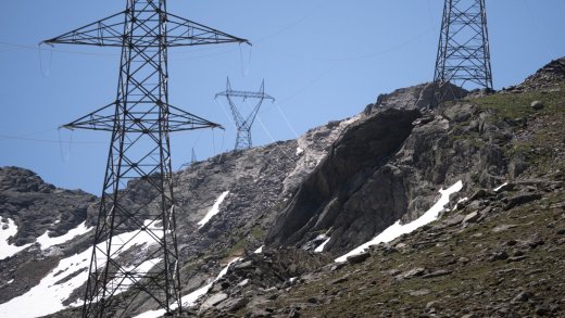 Schon heute ist das Stromnetz im Wallis immer wieder überlastet: Hochspannungsleitung beim Grossen St. Bernhard. Bild: Keystone
