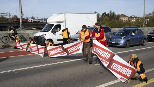 Aktivisten von «Renovate Switzerland» blockieren die Berner Lorrainebrücke, Oktober 2022. Bild: Keystone