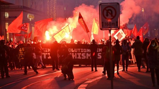 "Antifaschistische" Demonstration in der Schweiz. Oder wenn junge Leute politischen Halluzinationen verfallen.