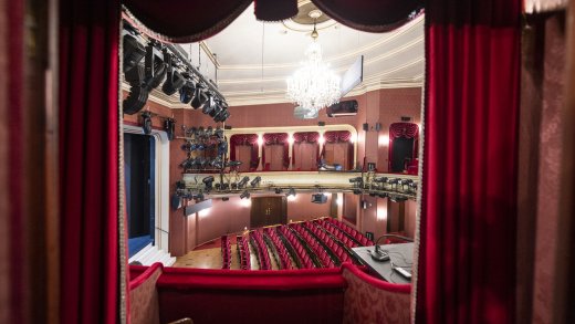 Schauspielhaus Zürich: Leere Ränge, dafür mehr Subventionen (Bild: Keystone)