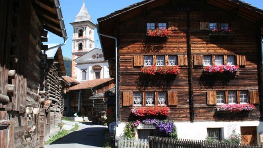 Gemeinden auf dem Land sterben immer wie mehr aus: Der Dorfkern von Vrin in Graubünden. Foto: Wikipedia