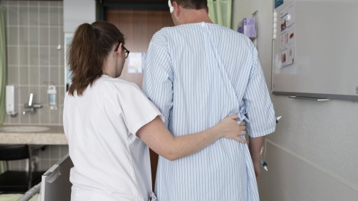 Massiver Abgang: Eine Pflegerin hilft einem Patienten im Inselspital Bern. Bild: Keystone-SDA