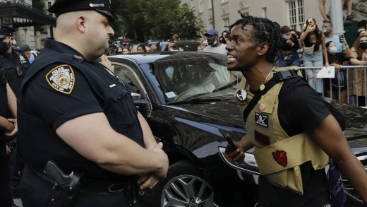 Angespanntes Verhältnis: US-Cops und Black-Lives-Matter-Demonstranten. Foto: Keystone
