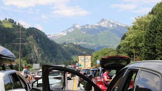 Gerade in den Sommermonaten ist das ein Leid, das viele auf sich nehmen – Stau am Gotthard. (Bild: Shutterstock)