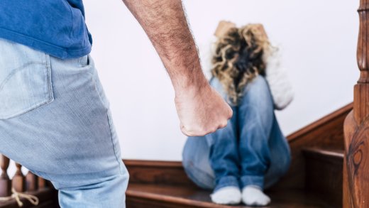 Ein Mann wendet häusliche Gewalt an. Staatlich finanzierte Lernprogramme sollen ihm helfen, sich zu bessern. (Symbolbild: Keystone)
