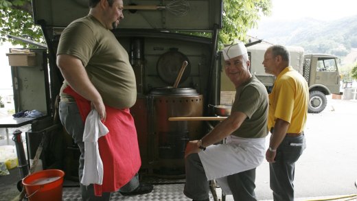 Kochen gut und fünfmal günstiger als die Caterer: Truppenköche der Schweizer Armee. Bild: Keystone