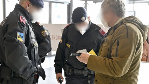 Personenkontrolle am Dienstag: Polizisten prüfen Zertifikat und Personalien. Foto: Keystone