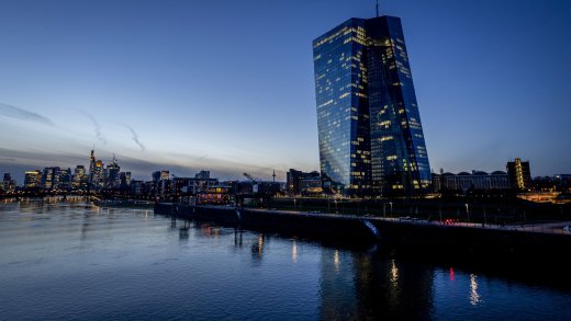 Sonnenuntergang über der Europäischen Zentralbank in Frankfurt. Wie lange kann sie die Ära des billigen Geldes noch aufrecht erhalten? (Bild: Keystone)