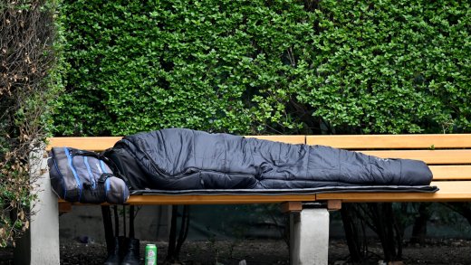 Solchen Bildern zum Trotz: In der Schweiz muss kaum jemand in Armut leben. Bild: Keystone