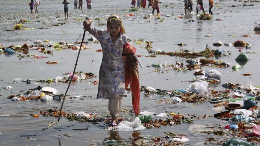 Bei der Umwelt wirkt der Marktmechanismus nur eingeschränkt: Gewässserverschmutzung in Indien. Bild: Keystone