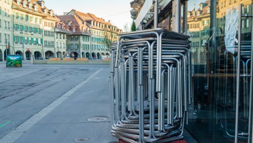 Die Wirtschaft ist heruntergefahren – hier ein geschlossenes Restaurant in Bern. Foto: Shutterstock