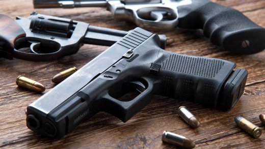Herr und Frau Schweizer kaufen munter weiter Waffen: Eine zugelassene Faustfeuerwaffe der Marke «Glock». Bild: Shutterstock.