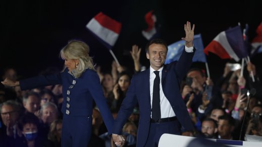 Emmanuel Macron und seine Frau Brigitte nehmen den Jubel ihrer Anhänger entgegen. (Bild: Keystone)