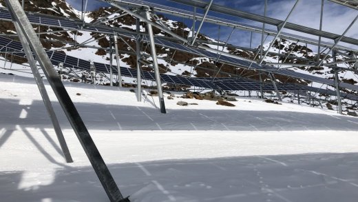 Die Panels der Solaranlage im Tiroler Pitztal ragen bis zu sieben Meter in die Höhe. Bild: Reichmuth