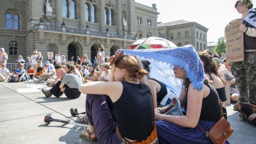 Die Kluft wird grösser: Demonstration für das Klimaschutzgesetz auf dem Bundesplatz in Bern, 27. Mai 2023. Bild: Keystone