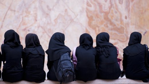 Keine Rechte, viel Zwang: Junge Frauen im Iran. Symbolbild: Shutterstock