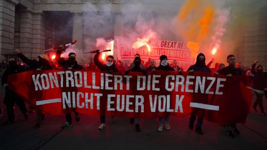 Lockdown und Impfpflicht lösen in Wien heftige Demonstrationen aus. Foto: Keystone