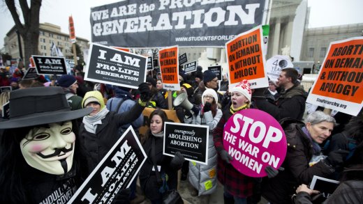 Pro-Life- und Pro-Abortion-Demonstranten demonstrieren gleichzeitig vor dem Supreme Court in Washington. Bild: Keystone