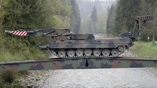 Es ist die Gretchenfrage: Sendet die Schweiz bald Leopard 2 Panzer in die Ukraine? (Bild: Keystone)