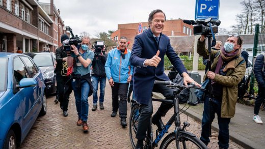 Mark Rutte, Ministerpräsident der Niederlande, auf dem Weg zu einem weiteren Wahlsieg. Seine Partei VVD hat die Parlamentswahlen gewonnen. (Bild: Bart Maat/EPA)