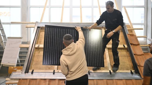 Die Solar-Installateure in der Schweiz arbeiten am Anschlag. Bild: Keystone