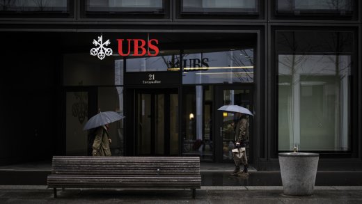 Regenwetter vor der UBS. (Bild: Keystone)