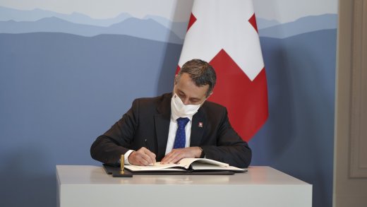 Bundesrat Ignazio Cassis beim Unterschreiben eines Vertrags. Bild: EDA