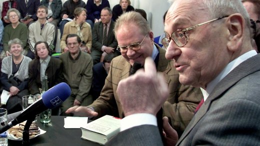 Ein Bild vom 23. Mai 2001 zeigt Günter Gaus (rechts) in der Autoren Arena der Leipziger Buchmesse bei der Vorstellung seines Buches «Was bleibt sind Fragen».  Bild: Keystone