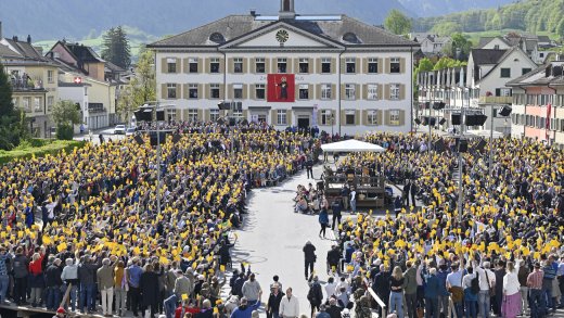Abstimmung an der Glarner Landsgemeinde. Die Schweiz gehört immer noch den demokratischsten Ländern, zeigt aber auch undemokratische Tendenzen. (Bild: Keystone)