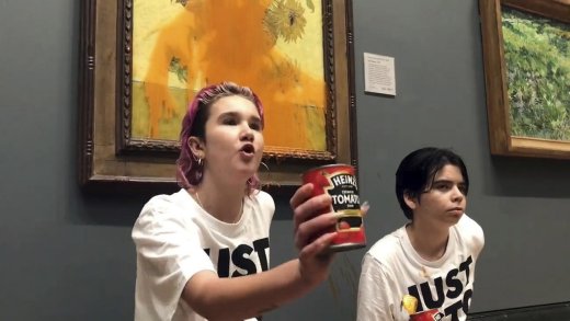Droht bald Schlimmeres? Klima-Aktivistinnen der Gruppierung «Just Stop Oil» leeren im Oktober 2022 in der Londoner National Gallery Tomatensauce über ein Kunstwerk von Van Gogh. Bild: Keystone