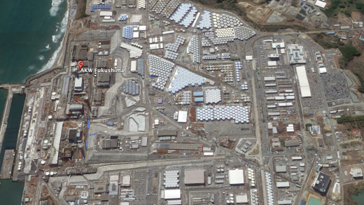 Gut sichtbar auf dem Gelände des AKW Fukushima:  die vielen Wassertanks. Bild: Google Earth