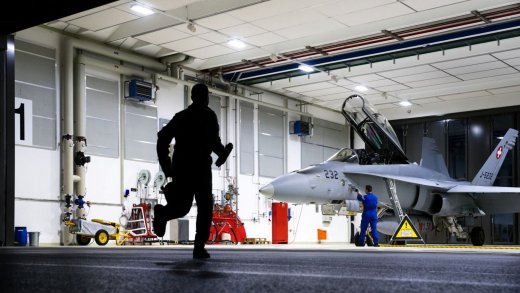 «Für den Luftpolizeidienst genügen 20 Jets»: Eine Hornet wird Startbereit gemacht. Bild: VBS