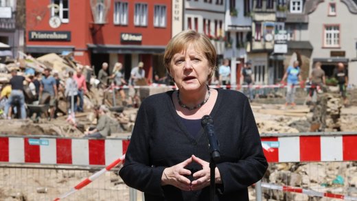 Angela Merkel, deutsche Bundeskanzlerin, zu Besuch im Katastrophengebiet.