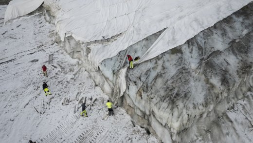 Nützt das Klimaschutzgesetz gegen den Gletscherschwund? Bergbahn-Mitarbeiter entfernen Schutzvliese beim Corvatsch-Gletscher, September 2022. Bild: Keystone