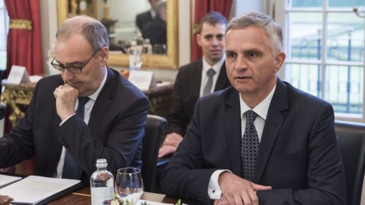 Guy Parmelin (links) 2017 mit dem damaligen Bundesrat Didier Burkhalter, verantwortlich für das Verhandlungsmandat der Schweiz mit der EU.  (Bild: Nato)