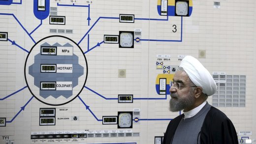 Der Iran ist näher an der Atombombe denn je: Der frühere Präsident Hassan Rouhani besucht ein Atomkraftwerk. (Bild: AP Iranian Presidency Office)