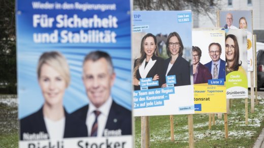 Pannen bei den Wahlen in Zürich: Die richtigen Plakate hängen – aber in vier Gemeinden wurden die falschen Wahlzettel verschickt. (Bild: Keytone)