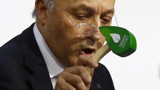 Der französische Aussenminister Laurent Fabius signalisiert an der Pariser Konferenz 2015 die Annahme des Klimaabkommens mit einem Hammer. Bild: Keystone