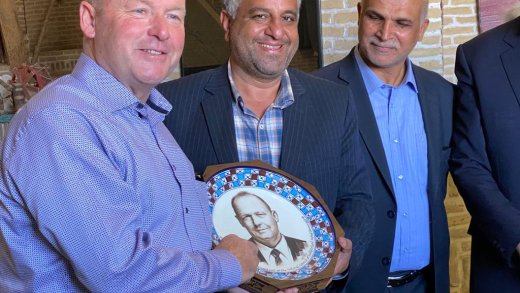 Nach dem Besuch eines Teppichmuseums unweit der Stadt Yazd erhält Andreas Aebi einen bemalten Teller. (Bild: Screenshot Parlamentsdienste, Schweizerische Eidgenossenschaft)