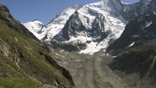 Weltweit sind viele Gletscher - wie hier der Zinalgletscher im Wallis - von Schutt und Geröll bedeckt. Bild: Keystone