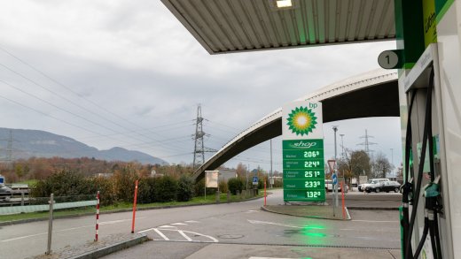 Der Benzinpreis gibt wieder einmal zu reden – und zwar wegen der immer noch herrschenden Steuerbesteuerung darauf. Bild: Lorenzo Fulvi