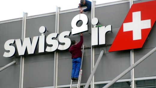 Ein kleiner Teil der Aufräumarbeiten: Demontage des Schriftzugs der Swissair am Flughafen Zürich im März 2002, kurz vor dem Start der Nachfolgegesellschaft Swiss. Bild: Keystone