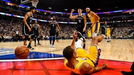 Brooklyn Nets gegen die Los Angeles Lakers. Ein Spiel in Shanghai, China.