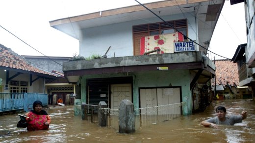 Überschwemmung in Jakarta, der am schnellsten absinkenden Stadt der Welt. Bild: Keystone