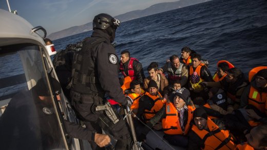 Kein Geld: Mitarbeiter der EU-Agentur Frontex retten Flüchtlinge im Mittelmeer im Jahr 2015. Bild: Keystone-SDA